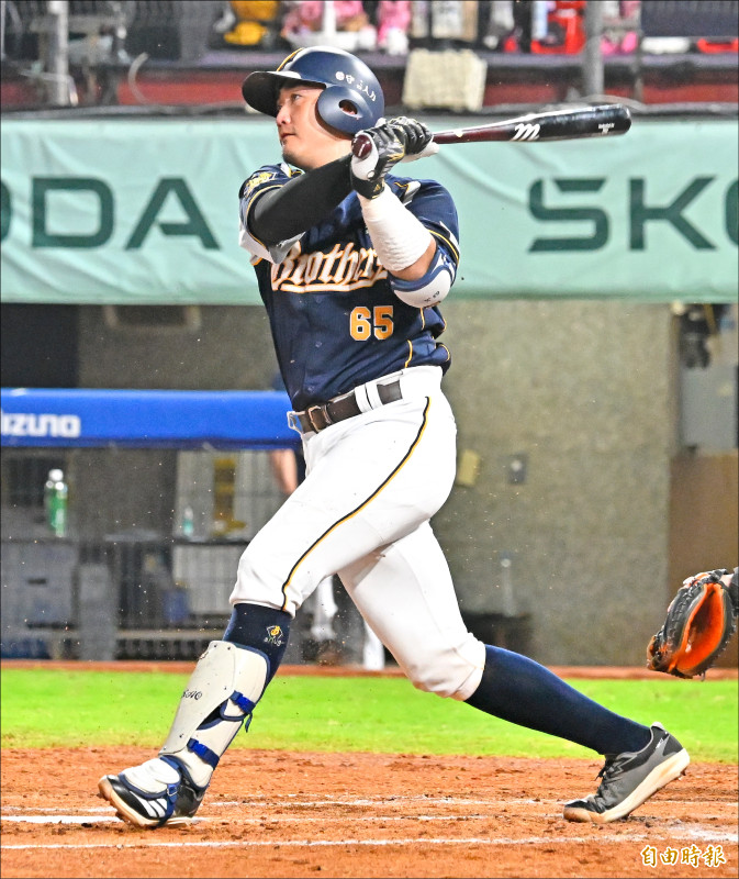 中信兄弟高宇杰單局擊出兩支內野安打，開啟大局攻勢獲選單場MVP。（記者陳志曲攝）