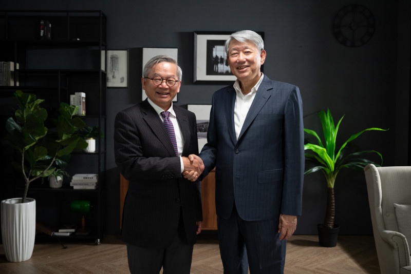 郭智輝（右）與國科會主委吳誠文。（郭智輝辦公室提供）