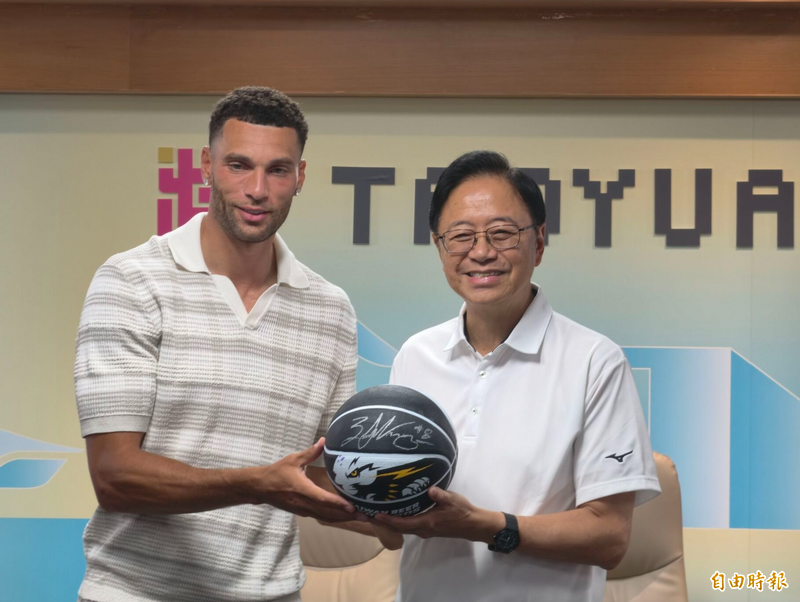 兩屆NBA灌籃大賽冠軍的NBA球星Zach LaVine參訪桃園市政府，與桃園市長張善政相見歡。（記者謝武雄攝）