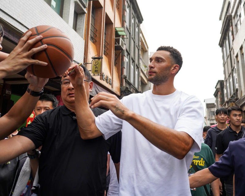 NBA球星拉文深度體驗桃園大溪在地文化魅力。（桃園市體育局提供）