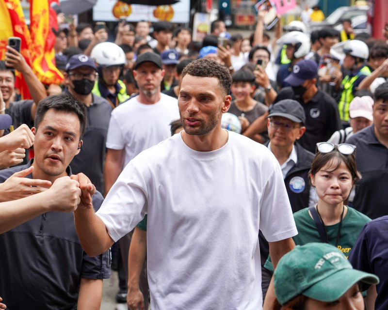 NBA球星拉文深度體驗桃園大溪在地文化魅力。（桃園市體育局提供）