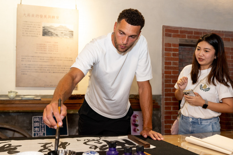 NBA球星拉文現場揮毫。（桃園市觀旅局提供）