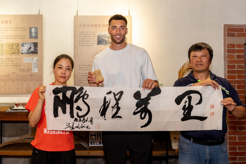 拉文與書法老師、木雕老師合照。（桃園市觀旅局提供）