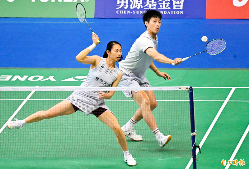 楊博軒（右）／胡綾芳昨不敵日本渡邊勇大／田口真彩，繼2024年後再度獲得台北賽亞軍。（記者林正堃攝）