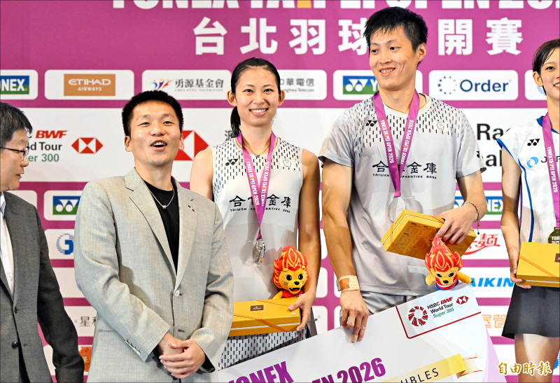 運動部長李洋（左）昨擔任混雙賽事的頒獎嘉賓。（記者林正堃攝）