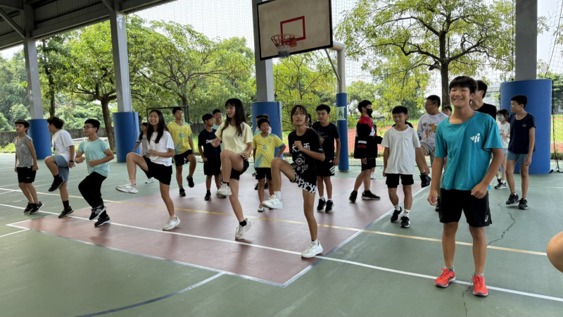 台體大女子排球隊教練及學生擔任講師進行教學。（嘉義縣教育展望協會）
