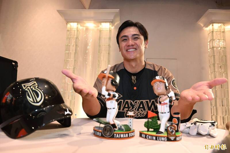 陳鏞基和公仔商品。（記者林正堃攝）