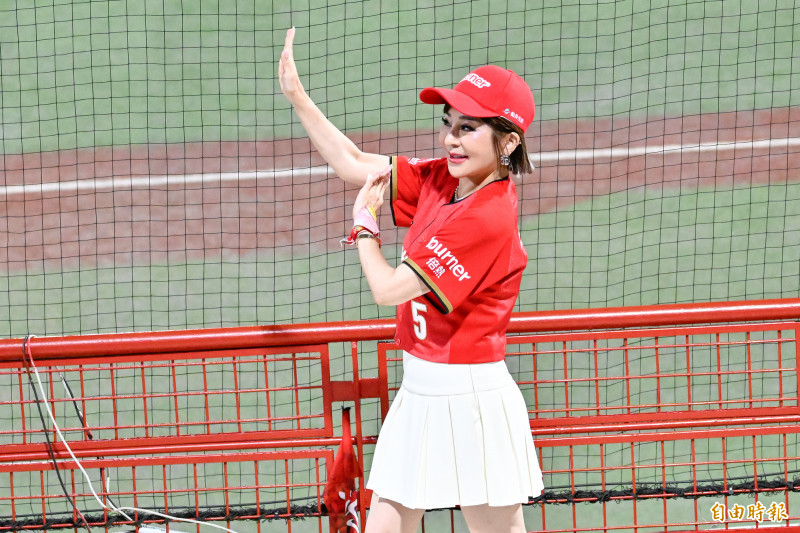 王彩樺化身啦啦隊賣力應援。（記者陳志曲攝）