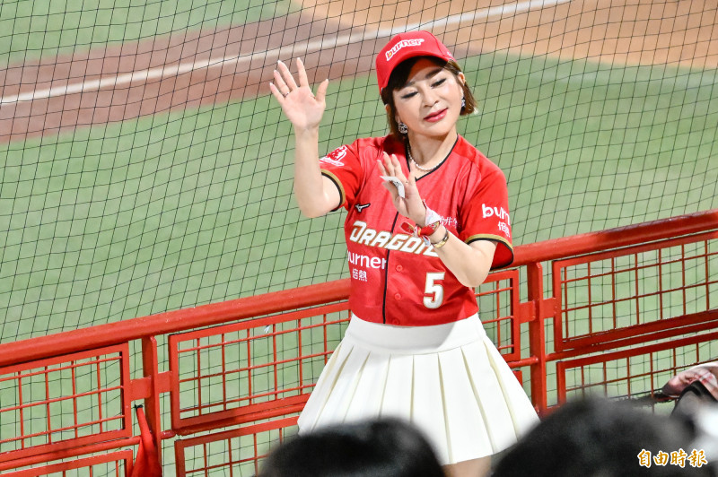 王彩樺化身啦啦隊賣力應援。（記者陳志曲攝）