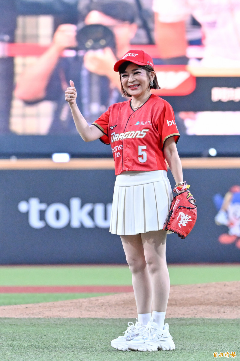 藝人王彩樺擔任保健品牌代言人，受邀到味全龍主場擔任開球嘉賓。（記者陳志曲攝）