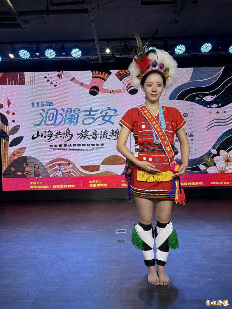 現擔任樂天桃猿的韓籍啦啦隊女孩河智媛身穿阿美族服（記者吳孟儒攝）