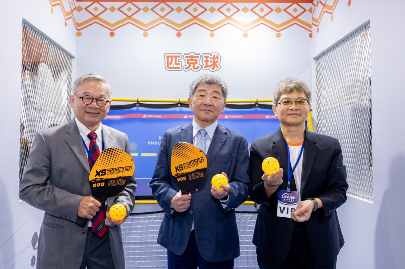 行政院政務委員陳時中（中）體驗新興運動匹克球。（運動部提供）