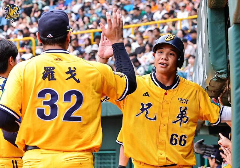 兄弟黃韋盛和先發投手羅戈擊掌。（中信兄弟提供）