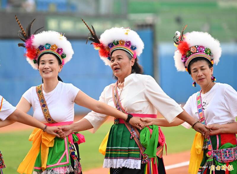 陳鏞基引退賽，陳鏞基的母親為陳淑貞女士與原住民一同舞蹈表演開場。（記者李惠洲攝）