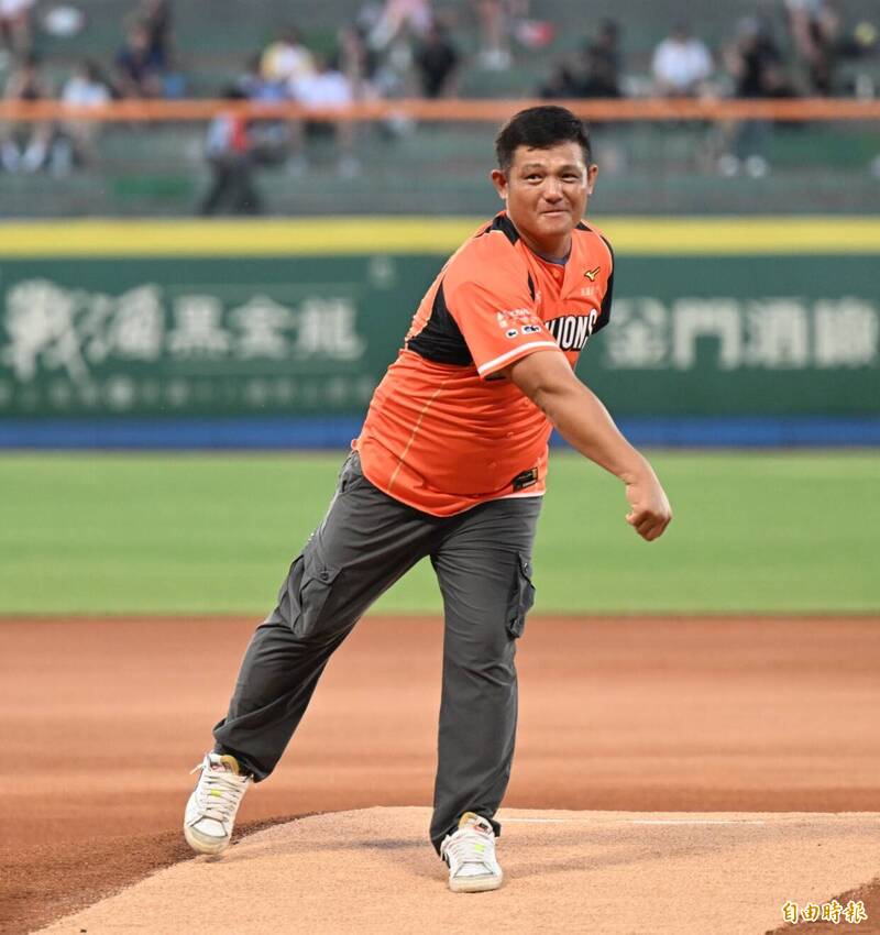陳鏞基與哥哥陳志偉開球。（記者李惠洲攝）