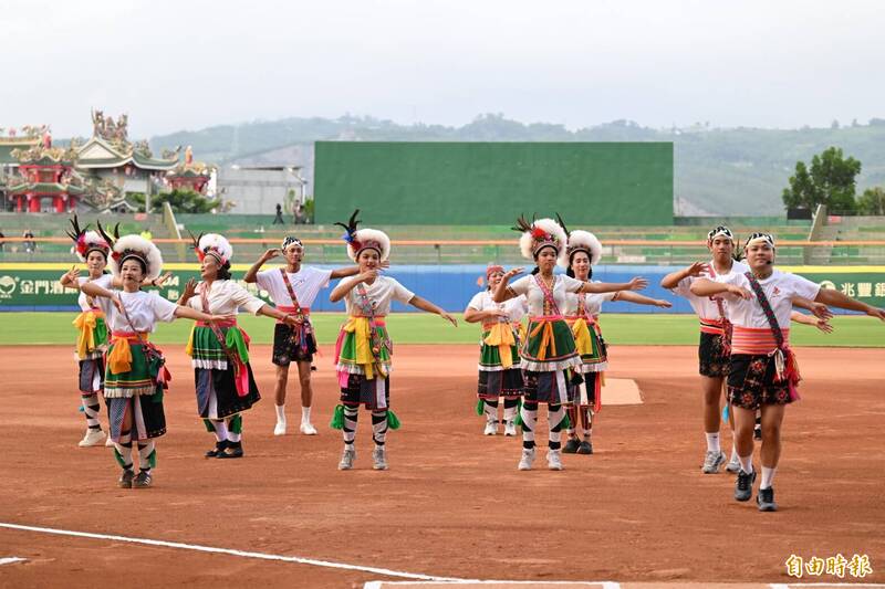 陳鏞基引退賽，陳鏞基的母親為陳淑貞女士與原住民一同舞蹈表演開場。（記者李惠洲攝）