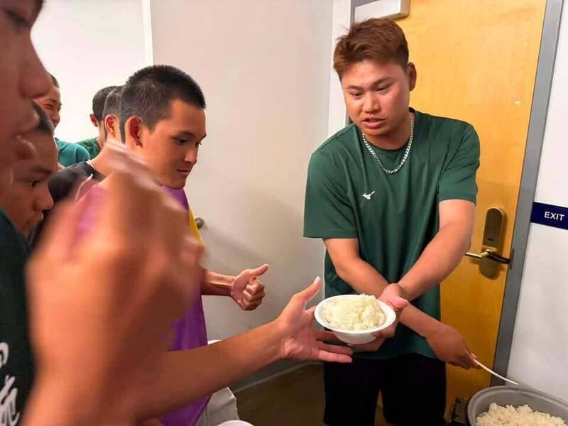 台灣青棒代表隊小將人手一碗滷肉飯，吃得不亦樂乎。（高苑工商董事長余政憲提供）