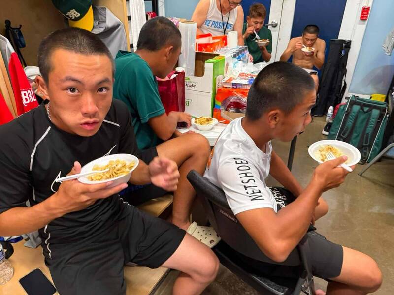 選手們就在房間裡一人捧著一碗熱騰騰的滷肉飯，大口扒飯。（高苑工商董事長余政憲提供）