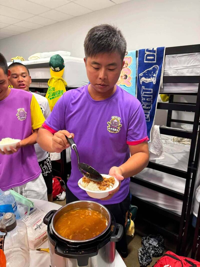 台灣青棒代表隊小將人手一碗滷肉飯，吃得不亦樂乎。（高苑工商董事長余政憲提供）