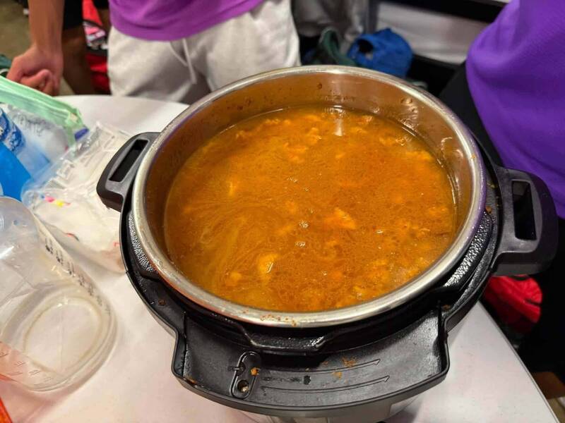 全美台灣同鄉會總會長宋明麗特地為台灣青棒代表隊小將準備熱騰騰的滷肉飯。（高苑工商董事長余政憲提供）