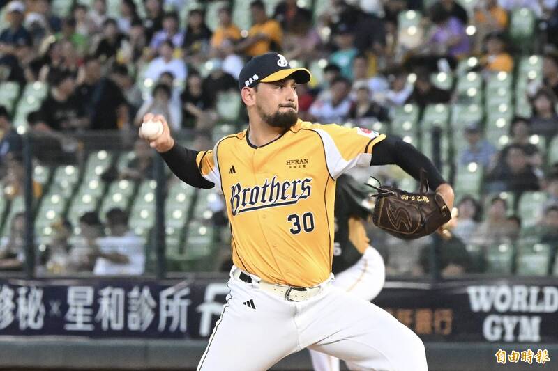 兄弟投手勝騎士。（記者廖耀東攝）