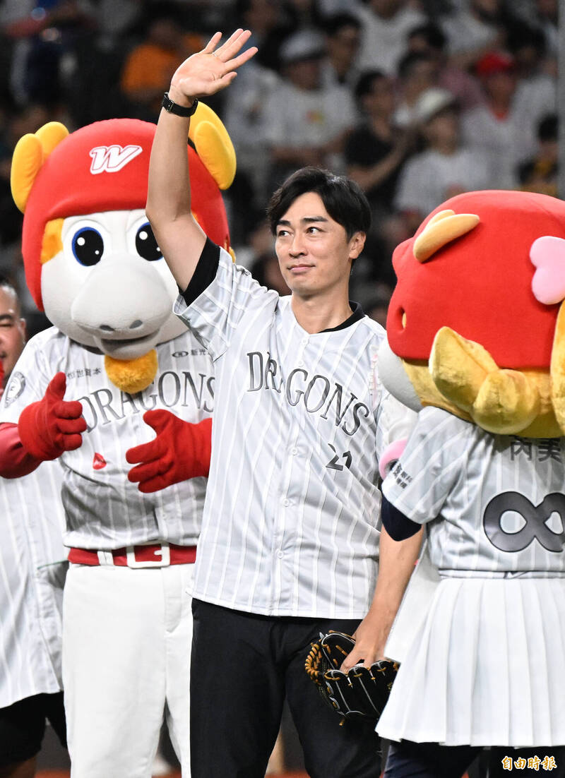 和田毅開球。（記者林正堃攝）