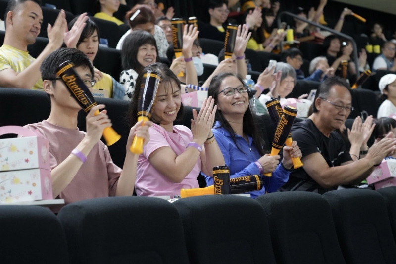 台大醫院器官捐贈者家屬和醫護人員在大巨蛋觀賽，共同為中信兄弟熱血應援。（照片由中信育樂提供）