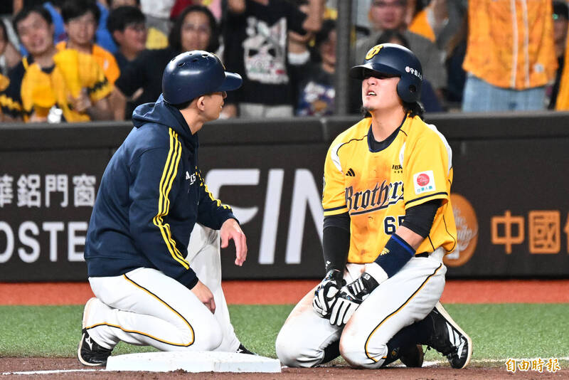 高宇杰滑上三壘後手不適。（記者林正堃攝）