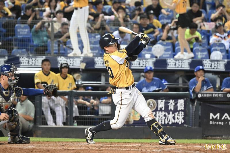 江坤宇10局下敲出高飛犧牲打，追平比數。（記者廖耀東攝）