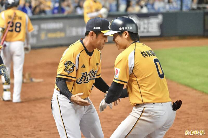 兄弟捕手林吳晉瑋（右）拿下單場MVP，左為中信兄弟總教練平野惠一。（記者廖耀東攝）