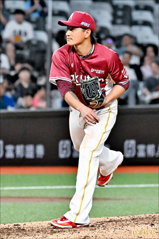 猿隊8局下派出林子偉後援，也是他中職生涯初登板。
（記者陳志曲攝）