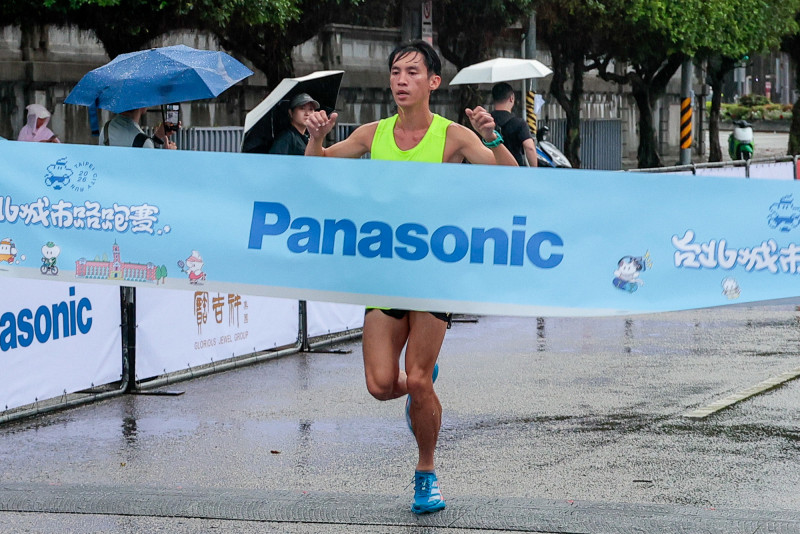 2026 Panasonic 台北城市路跑賽，男子組冠軍風承顥。（中華民國文化休閒運動協會提供）