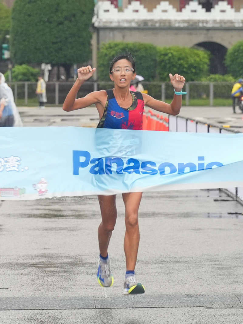 2026 Panasonic 台北城市路跑賽，女子組冠軍朱盈穎。（中華民國文化休閒運動協會提供）