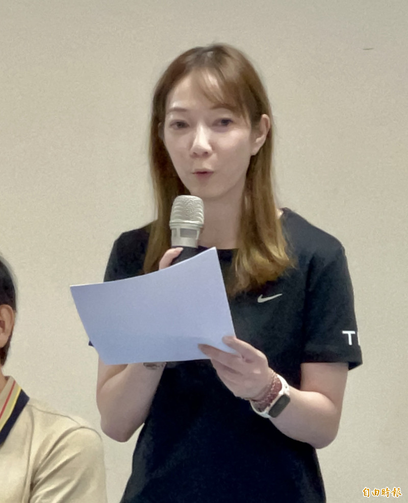 教練邱意婷難過表示，最無法接受的是，選手甚至沒有被問過一句「妳要不要去」，機會就被放棄。（記者羅欣貞攝）