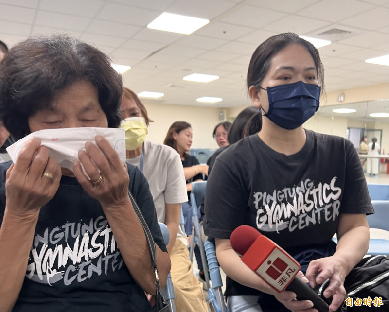 選手潘采宸的阿嬤蔡玉華（左）淚灑會場，選手李佳蔚的媽媽（右）也相當難過。（記者羅欣貞攝）