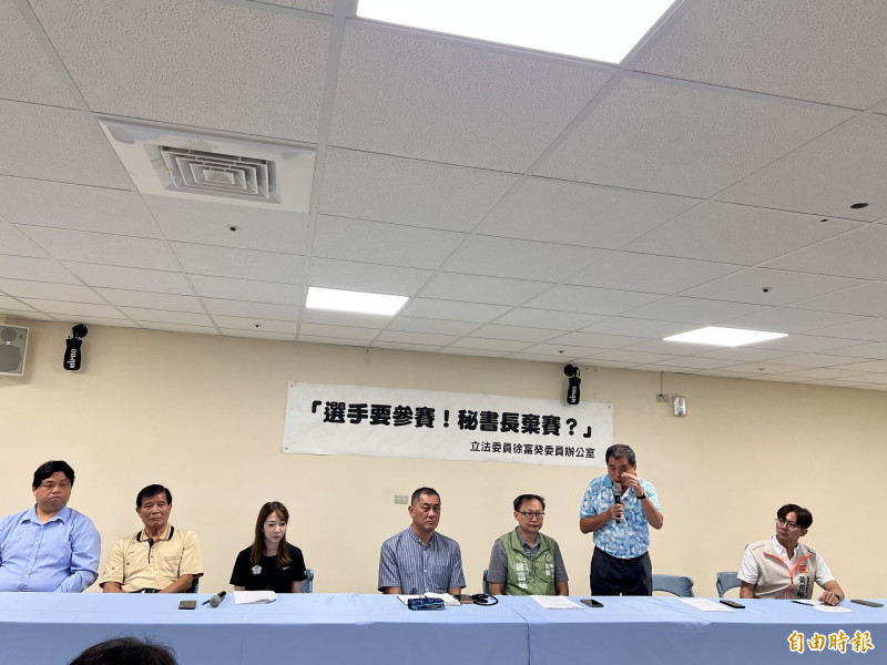 立法委員徐富癸（右三）召開記者會，為選手討公道。（記者羅欣貞攝）