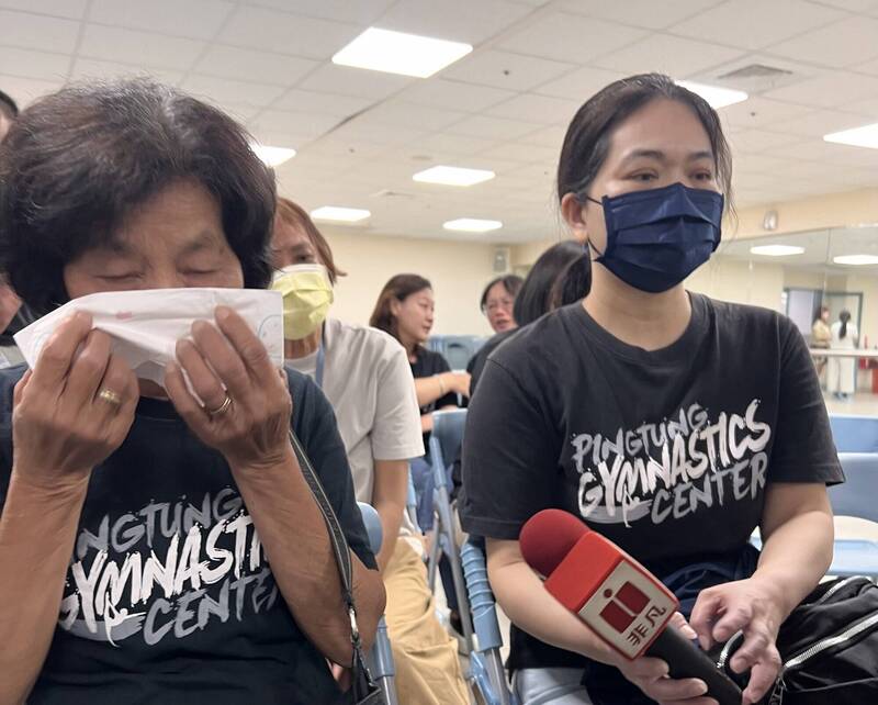 選手潘采宸的阿嬤蔡玉華（左）淚灑會場，選手李佳蔚的媽媽（右）也相當難過。（資料照）