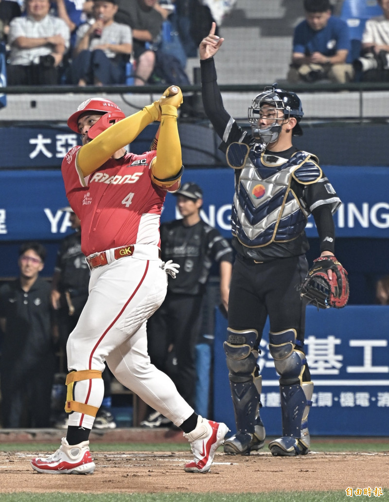 吉力吉撈（左）今日富邦球場再次與戴培峰（右）再次同場對戰。（記者塗建榮攝）