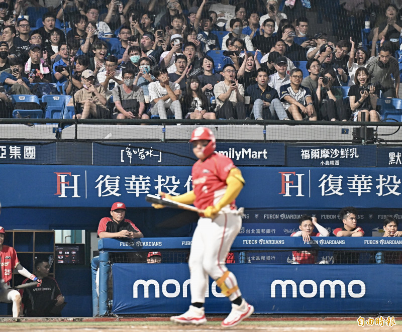 吉力吉撈被三振遭全場噓聲伺候、鼓掌叫好。（記者塗建榮攝）