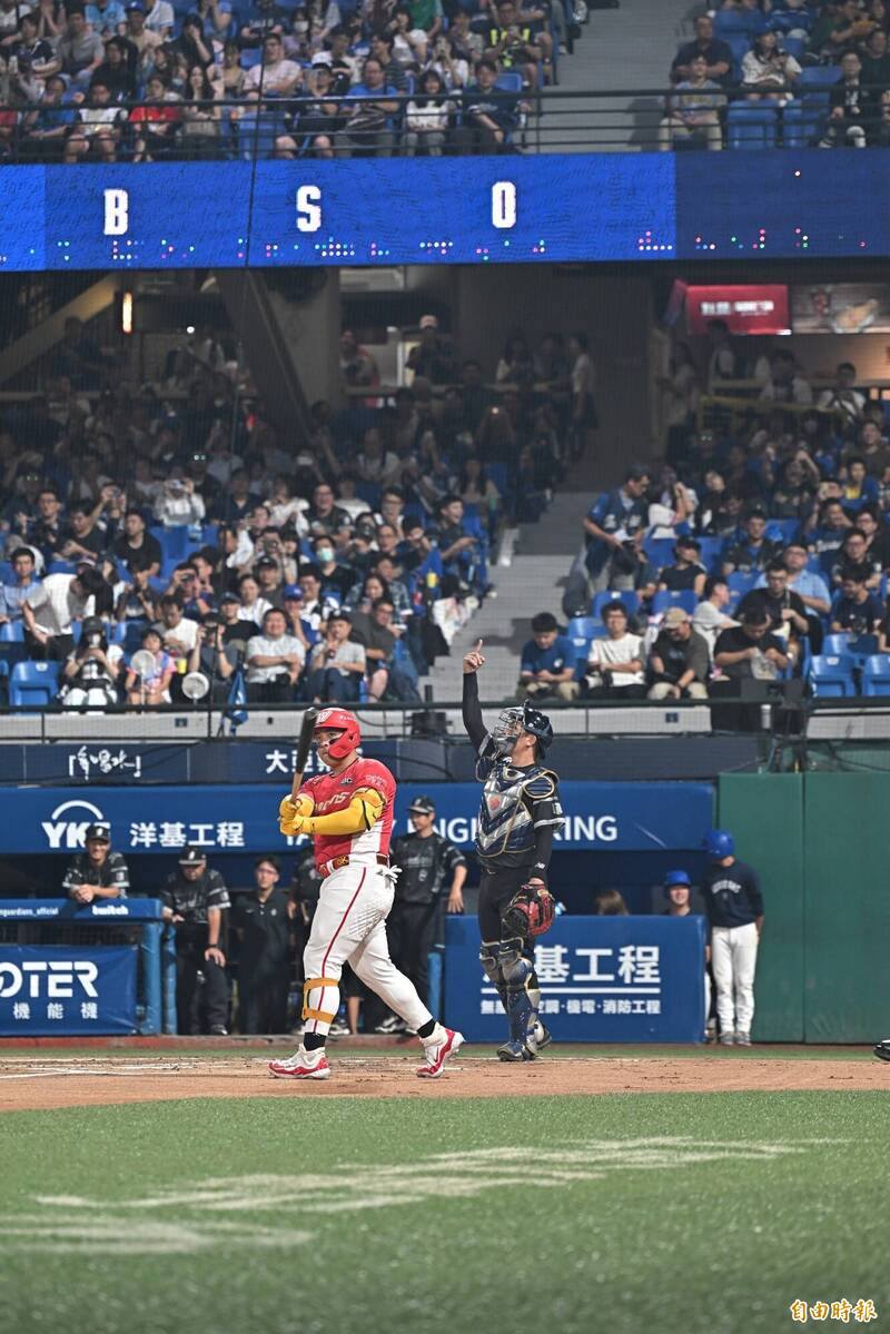 吉力吉撈（左）今日富邦球場再次與戴培峰（右）再次同場對戰，富邦球迷舉「吉力急推」標語發噓聲。（記者塗建榮攝）