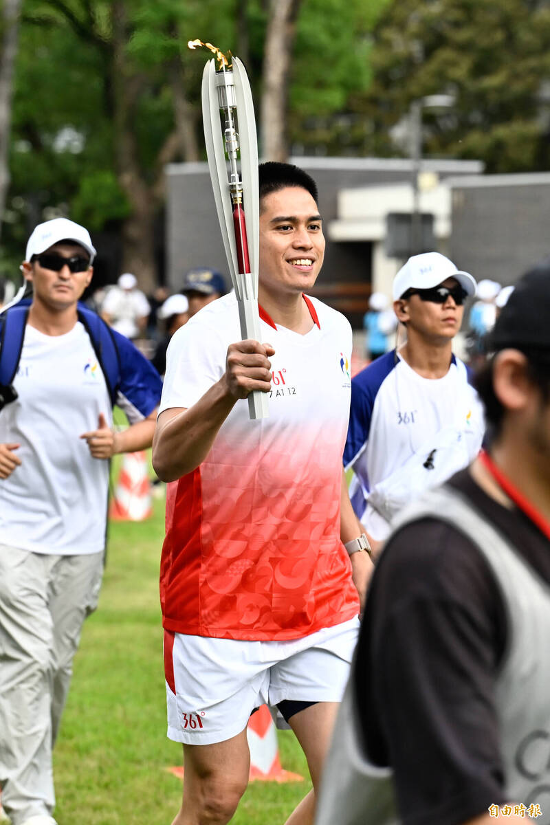 台灣男籃選手陳盈駿擔任愛知名古屋亞運火炬手。（記者陳志曲攝）