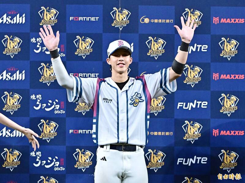 張士綸擊出追平安打，獲選單場MVP。（記者陳逸寬攝）