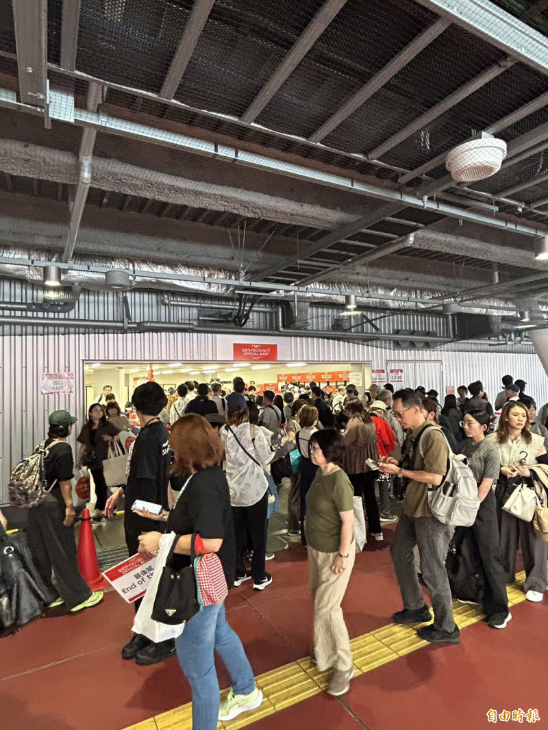 官方商品舖湧現排隊人潮（特派記者吳孟儒攝）