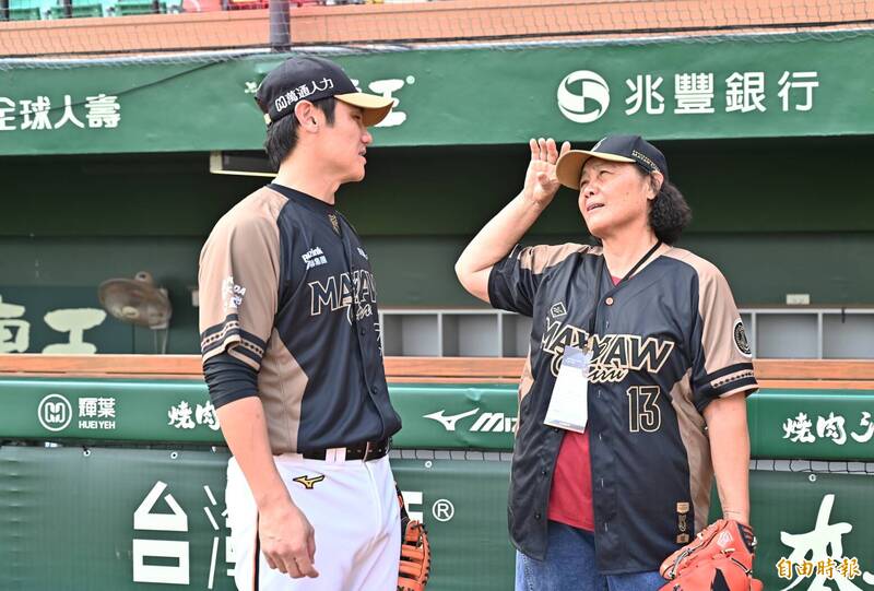 陳鏞基與母親陳淑貞場邊練球。（記者李惠洲攝）