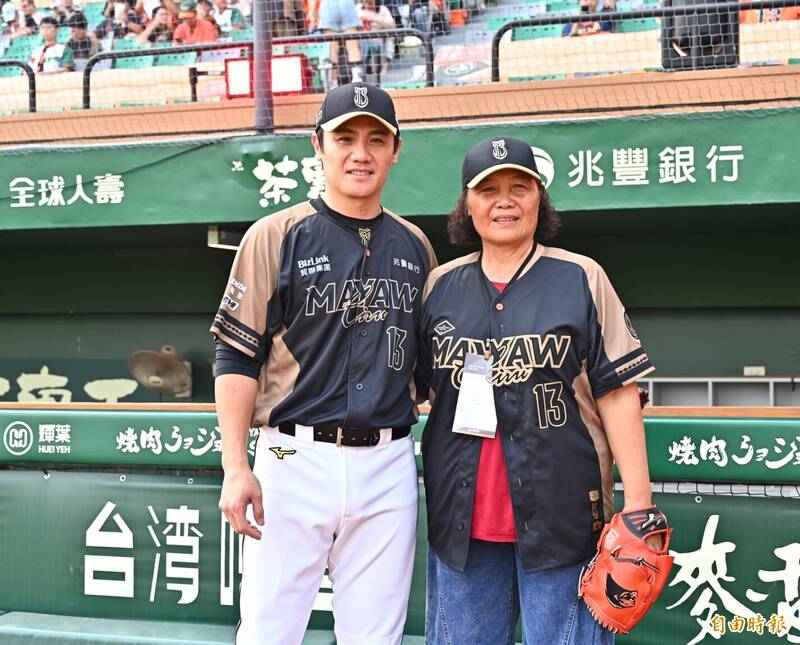 陳鏞基與母親陳淑貞。（記者李惠洲攝）