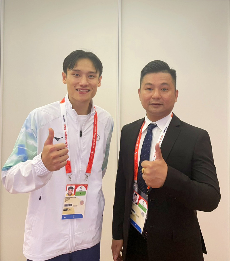 名古屋亞運空手道67公斤級奪銅的石政中（左），與他的教練鄧世瑀（右）。（圖由鄧世瑀提供）