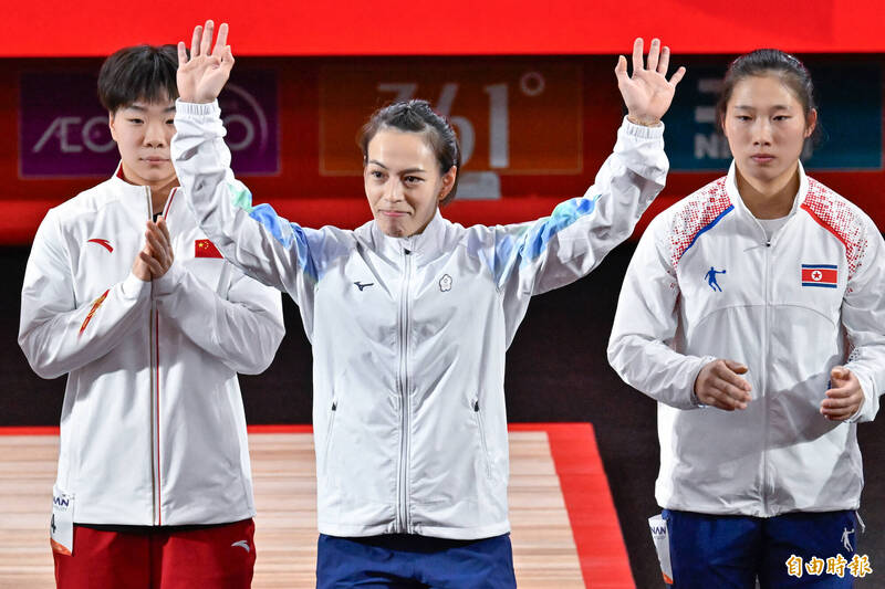 郭婞淳（中）完成舉重女子61公斤級賽事，拿下銅牌。（特派記者陳志曲攝）