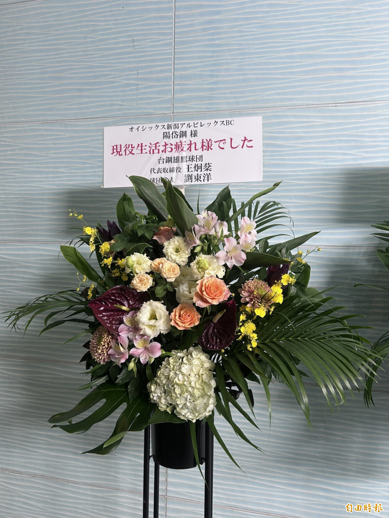 台鋼雄鷹也送上祝福。（特派記者倪婉君攝）