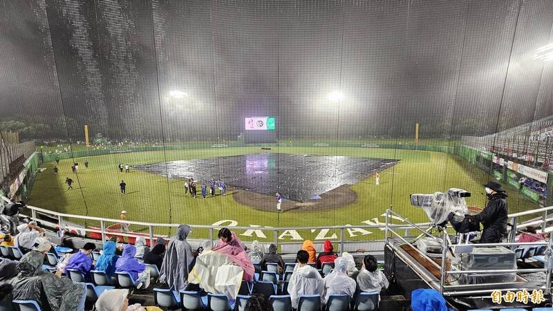 比賽因雨延後開打。（特派記者陳志曲攝）