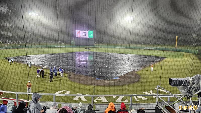 比賽因雨延後開打。（特派記者陳志曲攝）